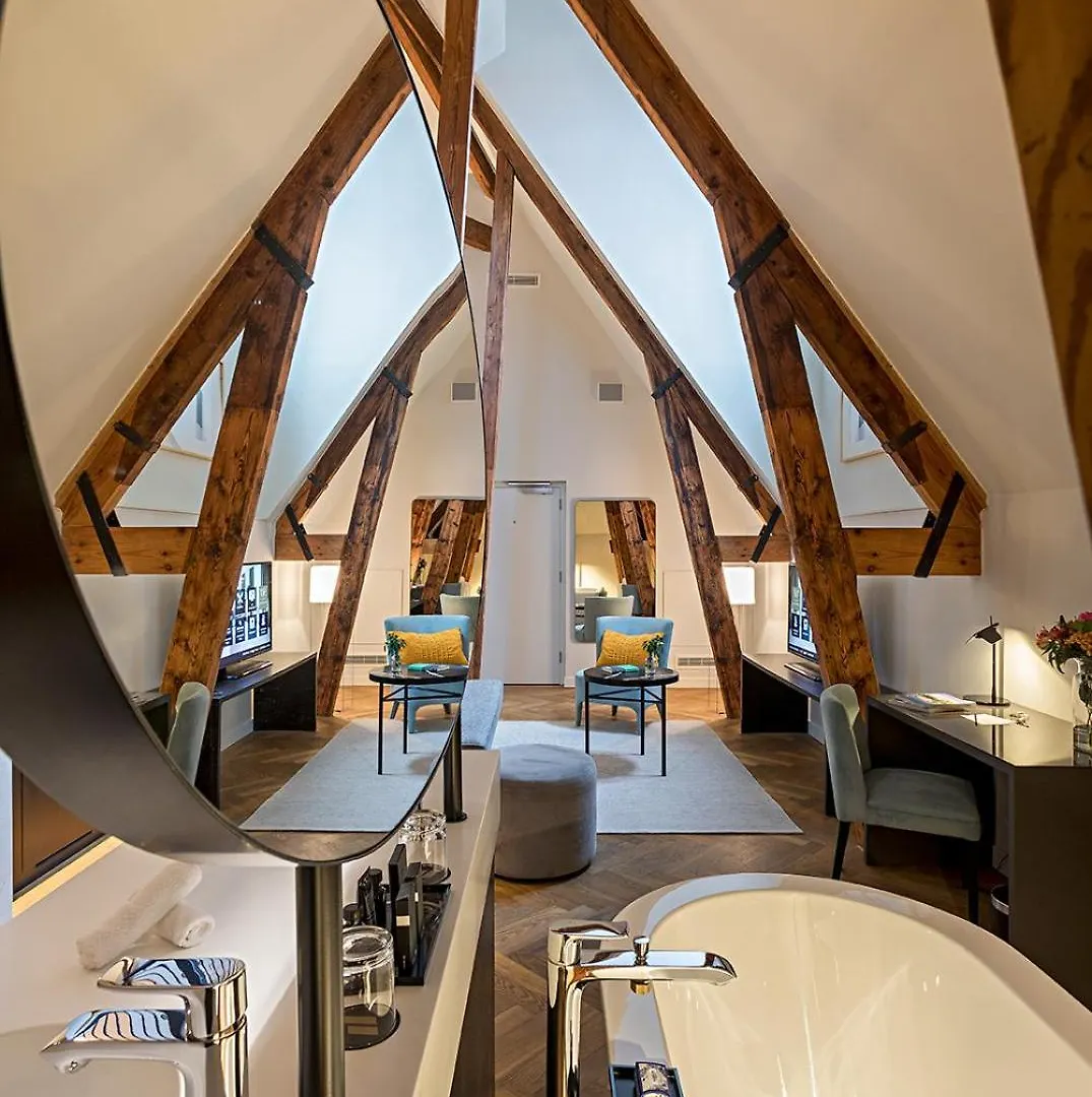 Pestana Amsterdam Riverside 5*,